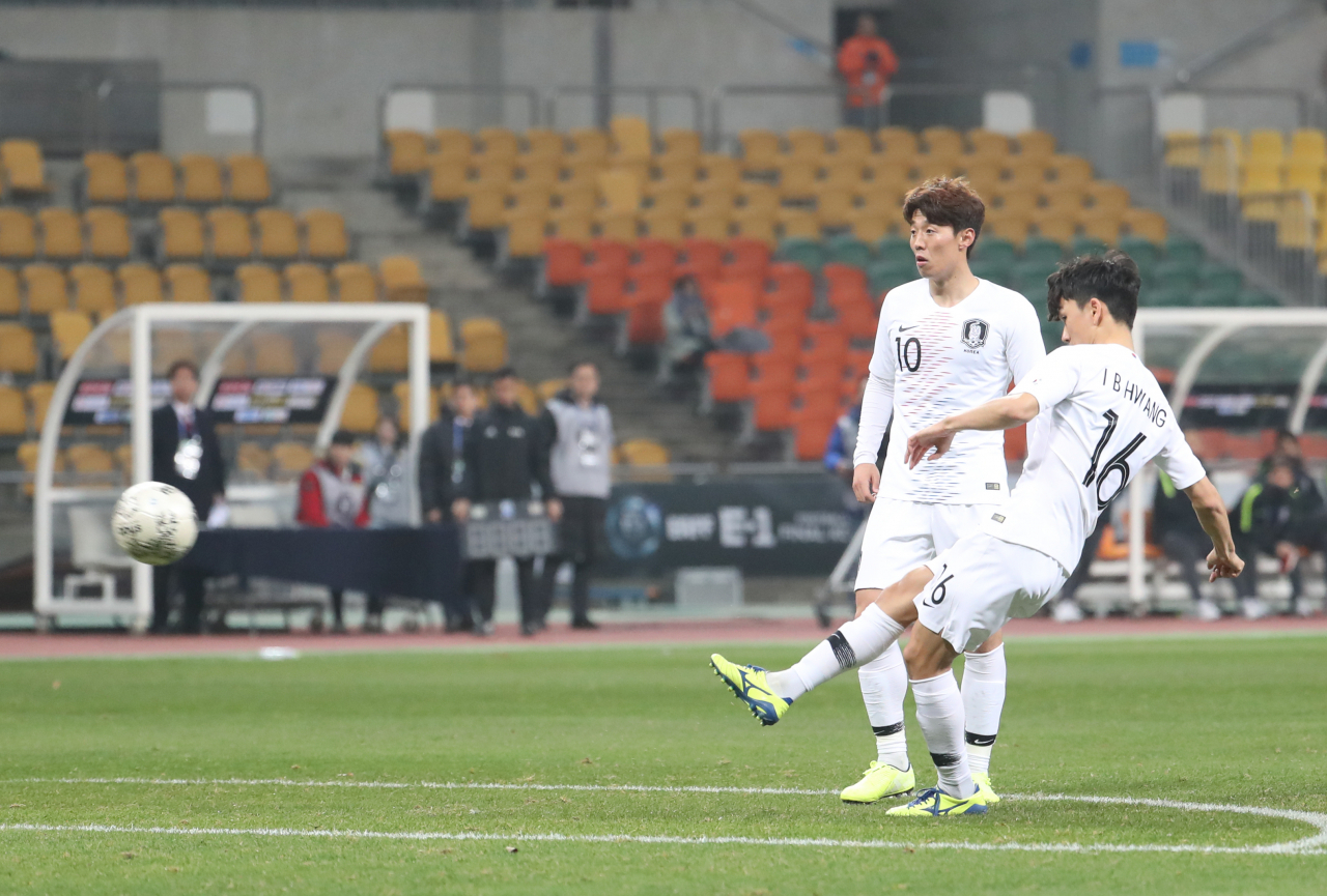 11일 오후 부산아시아드주경기장에서 열리고 있는 2019 동아시안컵 한국과 홍콩의 경기에서 황인범이 선제골을 넣고 있다. [연합]