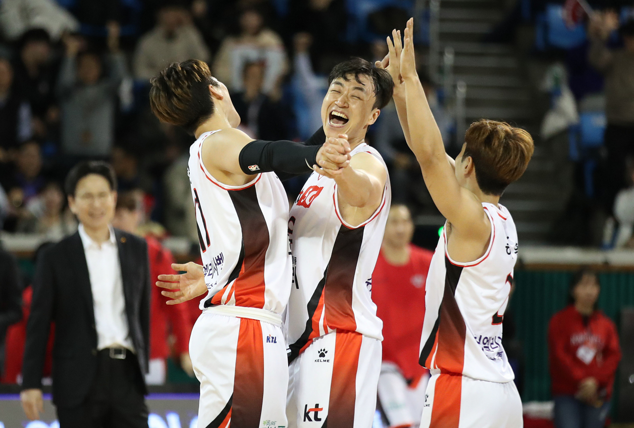 11일 잠실학생체육관에서 열린 2019-2020 현대모비스 KBL 프로농구 서울 SK 나이츠와 부산 kt 소닉붐의 경기에서 kt양홍석, 김영환, 허훈이 환호하고 있다. [연합]