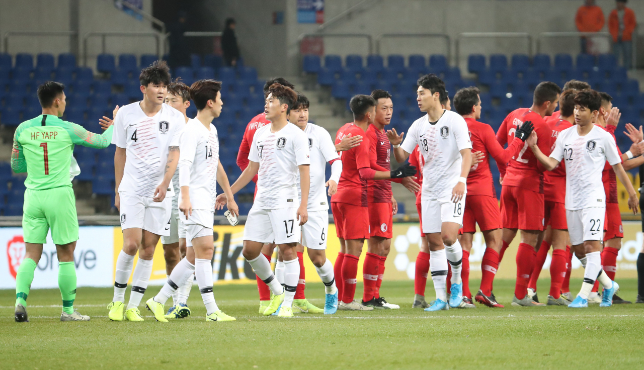 11일 오후 부산아시아드주경기장에서 열린 2019 동아시안컵 한국과 홍콩의 경기에서 2대0으로 승리한 한국 선수들이 상대 선수들과 하이파이브하고 있다. [연합]