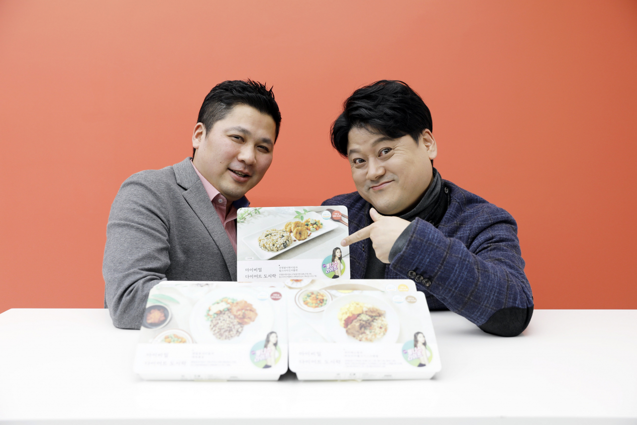 K쇼핑이 오는 13일 론칭하는 첫 NPB(National Private Brand) 상품 '신수지 마이비밀 다이어트 도시락'의 주역인 최희돈 K쇼핑 특화PGM개발팀장(사진 왼쪽)과 전대현 (SBA) 마케팅팀장.