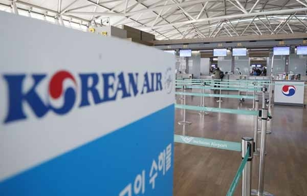12일 항공업계에 따르면 대한항공이 외국에서 발급받은 혼인증명서를 제출한 한국인 동성부부에 대해 마일리지 합산 사용이 가능한 ‘가족’으로 인정한 것으로 알려졌다. [연합]