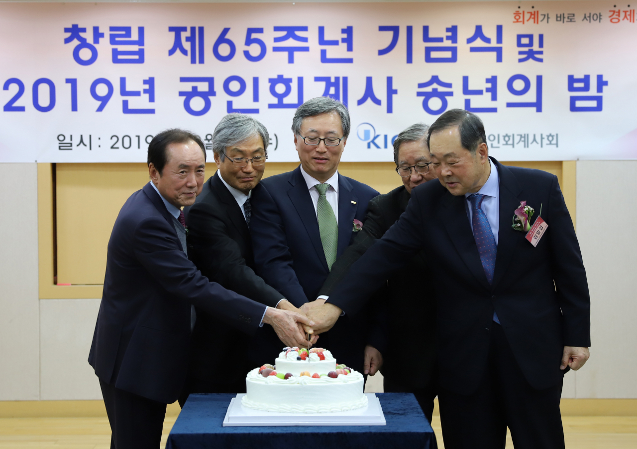 지난 11일 열린 한국 공인회계사회 제65주년 창립기념식에서 주요 참석자들이 축하 케이크를 자르고 있다. 사진 왼쪽부터 강성원 고문, 서태식 고문, 최중경 회장, 권오형 고문, 김일섭前서울과학종합대학원 총장[한국공인회계사회 제공]
