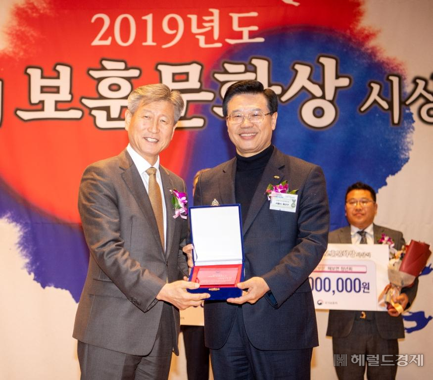 성장현 용산구청장(오른쪽)이 지난 11일 안중근의사기념관에서 박삼득 국가보훈처장으로부터 제20회 보훈문화상(지방자치단체 부문)을 받고 있다. [용산구 제공]