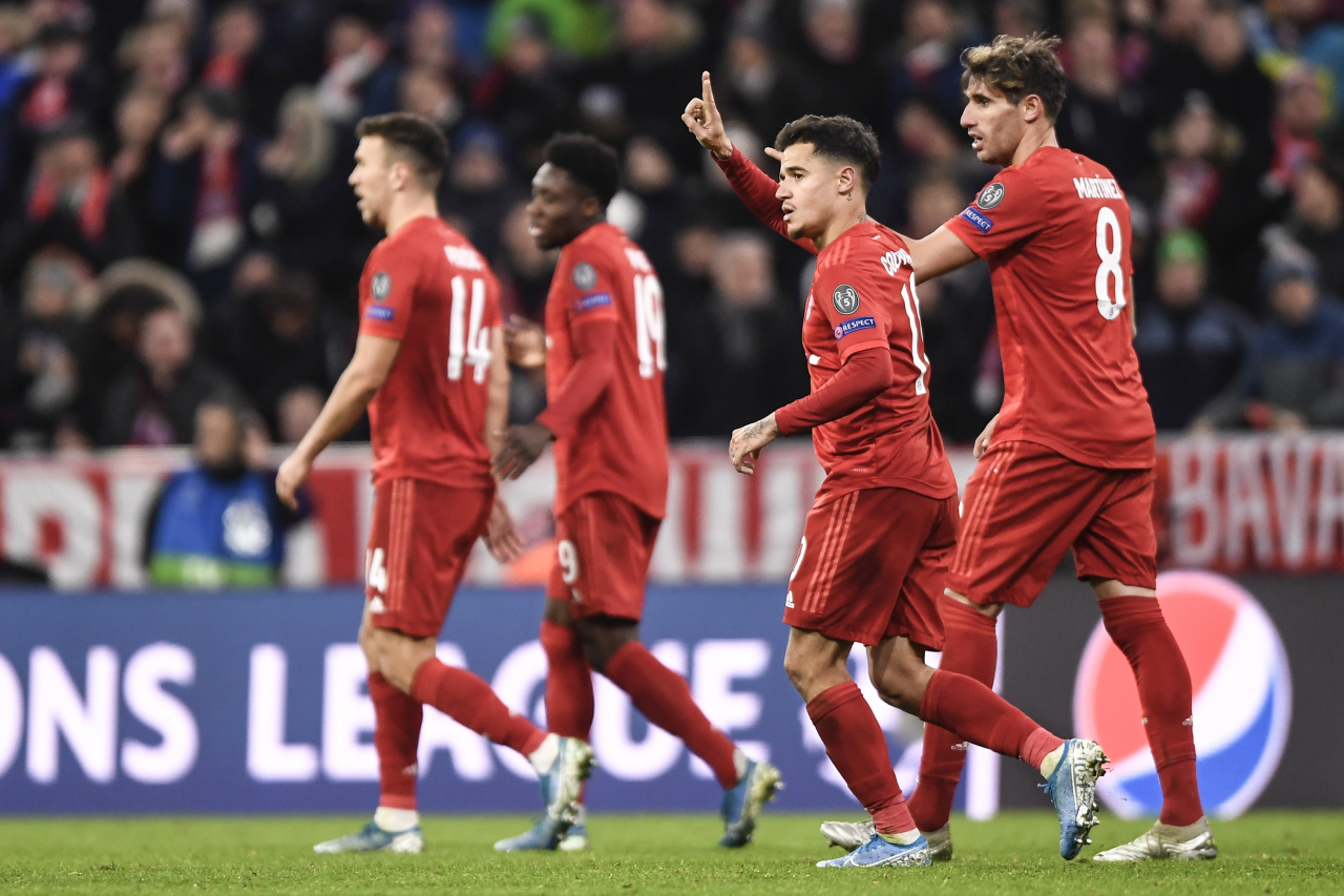 12일(한국시간) 열린 2019-2020 유럽축구연맹(UEFA) 챔피언스리그 B조 최종전에서 필리페 쿠티뉴가 후반 19분 득점 후 동료들과 자축하고 있다. [EPA]