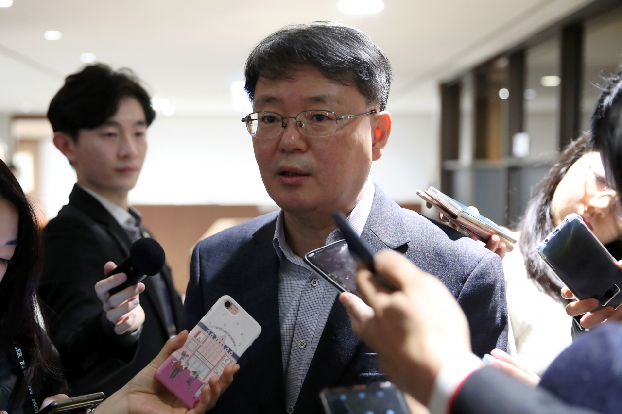 윤면식 한국은행 부총재가 12일 서울 중구 세종대로 한은 본관에서 미 연방준비제도 기준금리 동결 결정과 관련한 상황점검회의를 가진 뒤 기자들과 만나 질의응답을 하고 있다. [사진제공 한국은행]