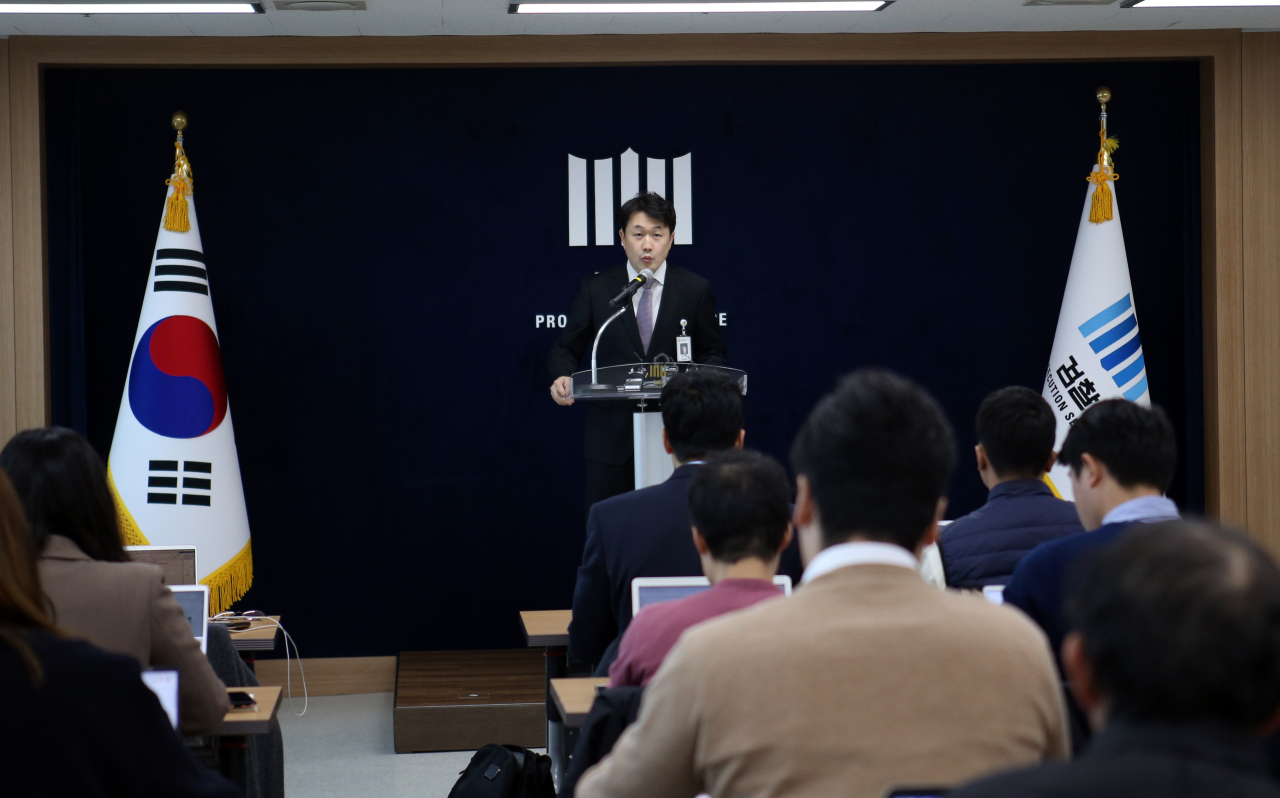 황성연 수원지검 전문공보관이 11일 수원지검 브리핑실에서 화성연쇄살인 8차 사건 재심과 관련해 검찰이 조사에 착수했다고 밝히고 있다. [연합]