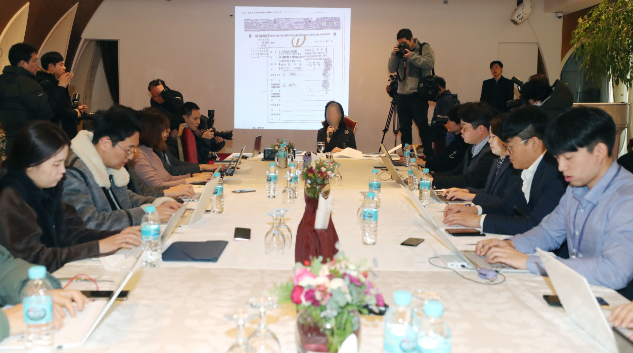 우리들병원 이상호 원장의 전처와 회사를 함께 설립했던 신혜선 씨가 11일 오전 서울 강남구 루카빌딩에서 신한은행 박 모 차장 고소 관련 기자회견을 열고 과거 재판에 대해 위증을 주장하고 있다. [연합]