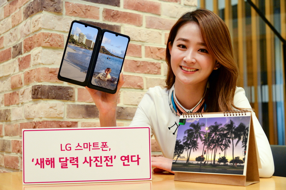 LG전자 모델이 LG스마트폰 '새해 달력 사진전'을 안내하고 있다. [LG전자 제공]
