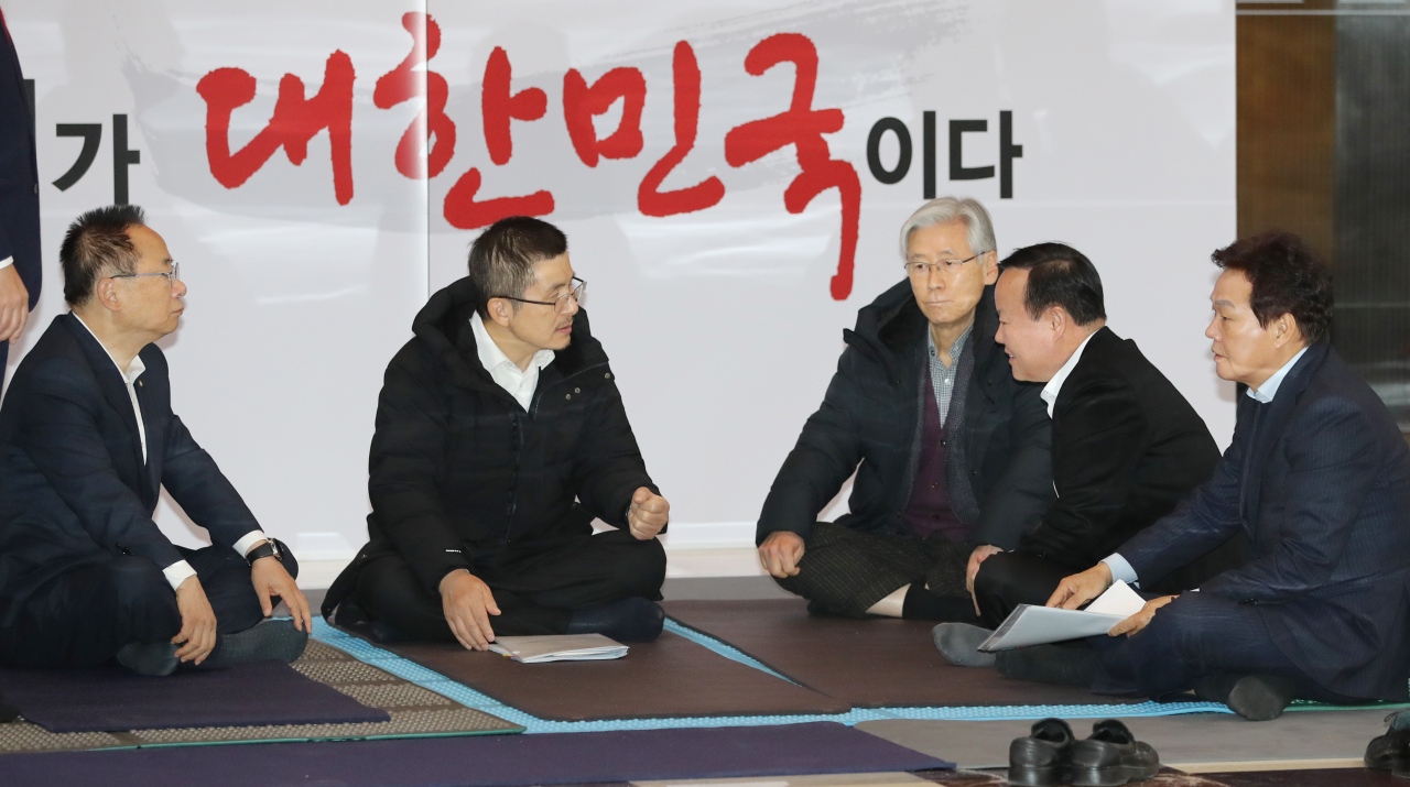 자유한국당 황교안 대표가 12일 오전 서울 여의도 국회 본청 로텐더홀에서 열린 최고위원회의 전 의원들과 대화를 나누고 있다. 왼쪽부터 이주영 국회부의장, 황 대표, 여상규 법사위원장, 김재원 정책위의장, 박완수 사무총장. [연합]