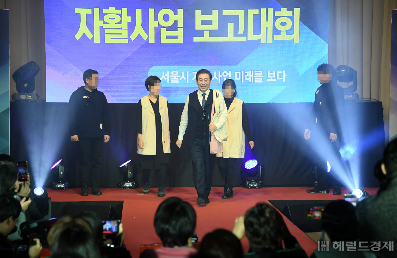 박원순 서울시장이 지난 11일 오후 서울시청사 3층 대회의실에서 ‘2019 자활사업 보고대회’ 일환으로 열린 자활상품 패션쇼에서 모델로 나서 런웨이를 걷고 있다. 자활사업은 일할 수 있는 취약계층이 자립할 수 있도록 능력 배양 및 기능 습득을 통한 양질의 일자리를 제공, 저소득 시민을 돕는 사업으로 서울시는 30개 지역자활센터와 1개 광역자활센터와 협력·공조하며 자활사업을 추진하고 있다. [서울시]