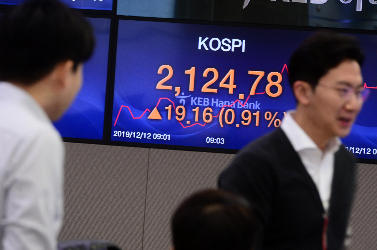 미국의 연방준비제도(Fed)가 금리를 1.50~1.75%로 동결하면서 국내 증권시장도 긍정적인 영향을 받아 코스피 지수가 상승 출발한 가운데 12일 서울 중구 을지로 KEB하나은행 본점 딜링룸에서 직원들이 업무를 보고 있다. 사진=이상섭 기자/babtong@heraldcorp.com