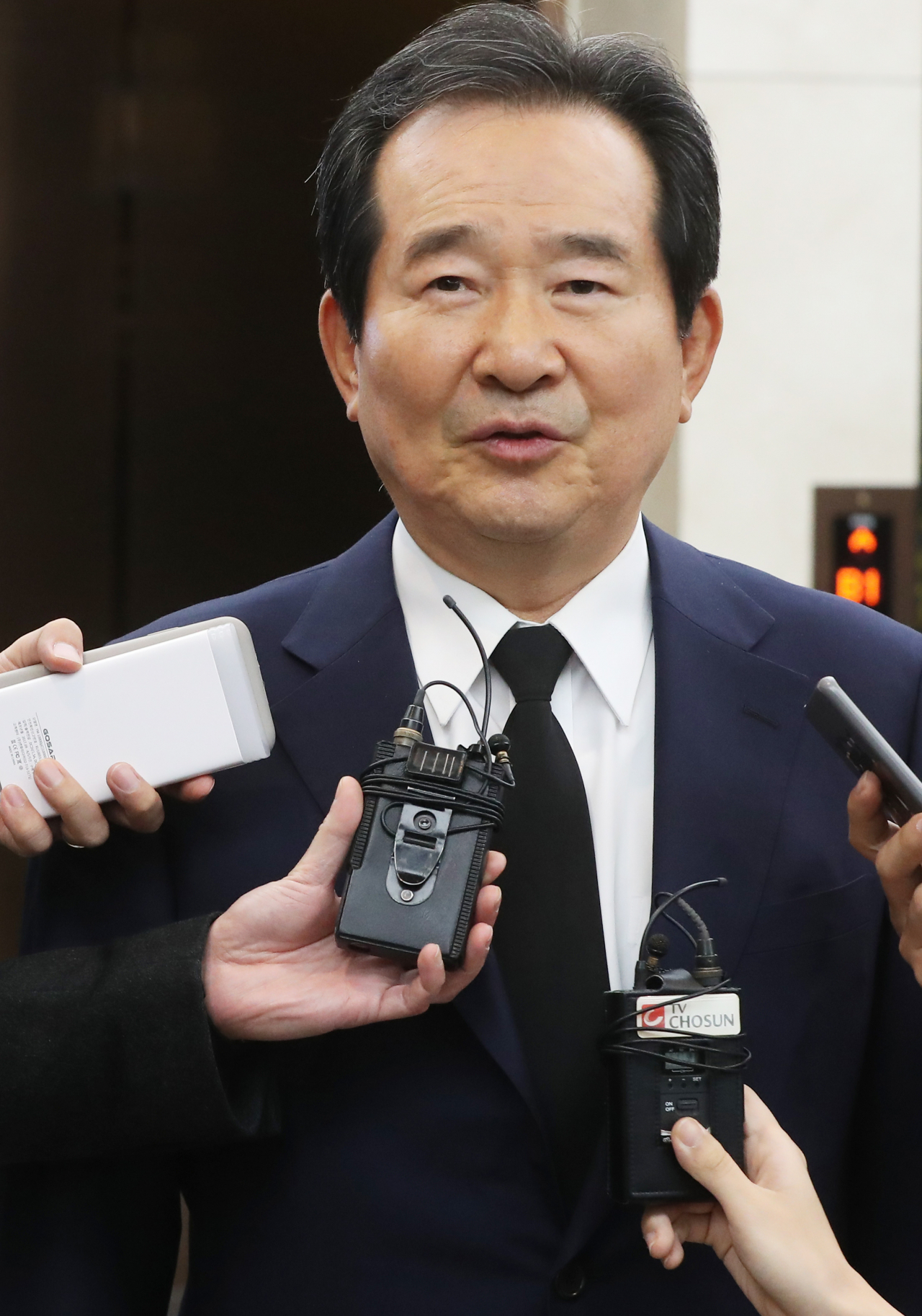 더불어민주당 정세균 의원이 11일 경기도 수원시 아주대병원 장례식장에 마련된 김우중 전 대우그룹 회장 빈소를 찾아 조문을 마치고 나와 취재진 질문에 답하고 있다. ［연합］