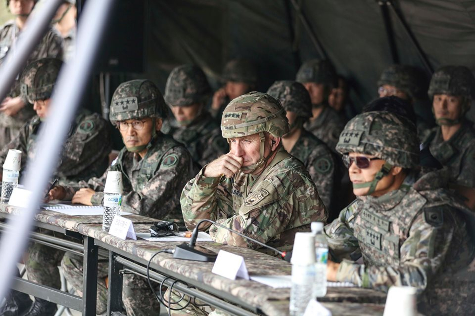 로버트 에이브럼스 한미연합사령관 겸 주한미군 사령관(가운데)이 지난 23일 영평사격장(로드리게스)에서 실시된 한국군 제5포병여단 실사격훈련을 참관하고 있다.[연합뉴스]