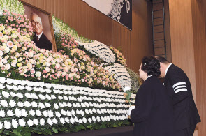 김우중 전 회장 영결식에서 부인 정희자 여사와 장남 김선협 씨가 헌화하고 있다. [연합]