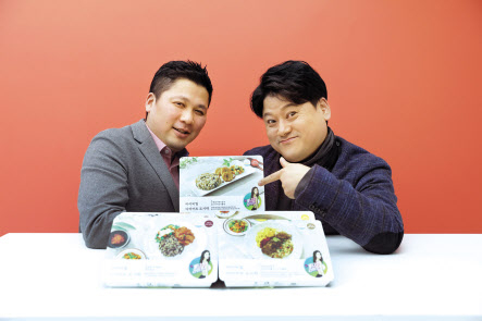 K쇼핑이 오는 13일 론칭하는 첫 NPB(National Private Brand) 상품 ‘신수지 마이비밀 다이어트 도시락’의 주역인 최희돈 K쇼핑 특화PGM개발팀장(사진 왼쪽)과 전대현 (SBA) 마케팅팀장.