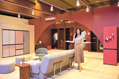 삼성전자는 12일부터 15일까지 서울 코엑스(COEX)에서 열리는 프리미엄 홈스타일링 전시회 ‘2019 서울 홈·테이블데코페어’에 참가해 라이프스타일 가전을 전시한다. 삼성전자 모델이 제품을 소개하고 있다. [삼성전자 제공]