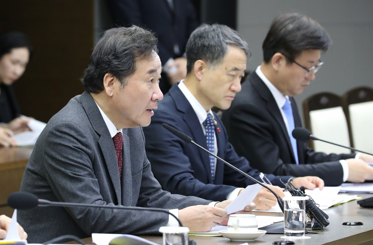 이낙연 국무총리(왼쪽)가 12일 오전 세종시 정부세종청사 영상회의실에서 열린 세종-서울 국정현안점검조정회의에서 발언하고 있다. ［연합］