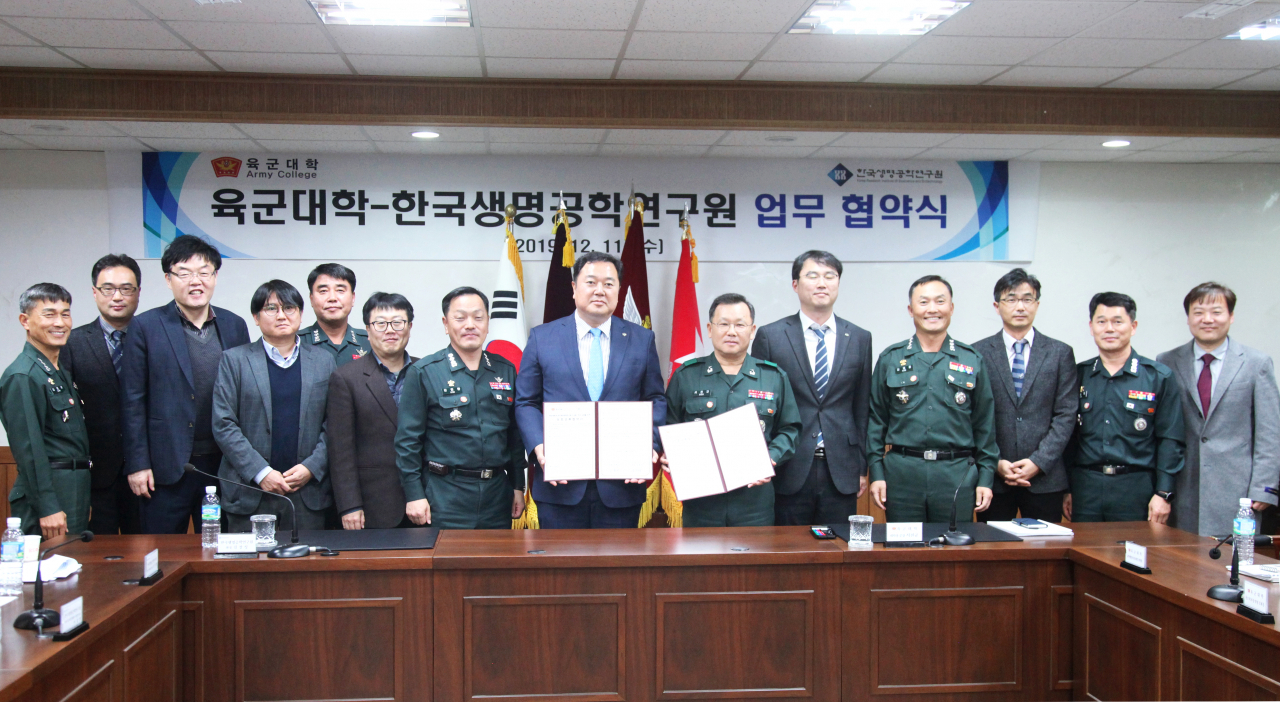김장성(가운데 왼쪽) 한국생명공학연구원 원장과 서천규(오른쪽) 육군대학 학장이 양기관 상호협력협약 체결 후 기념촬영을 하고 있다.[