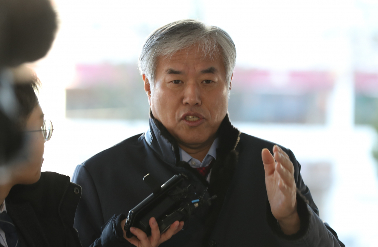 ‘문재인하야 범국민투쟁본부’의 총괄대표인 전광훈 목사가 지난 12일 오전 집시법(집회와 시위에 관한 법률) 위반 혐의에 대해 조사를 받기 위해 서울 종로경찰서로 출석, 취재진의 질문에 답하고 있다. [연합]