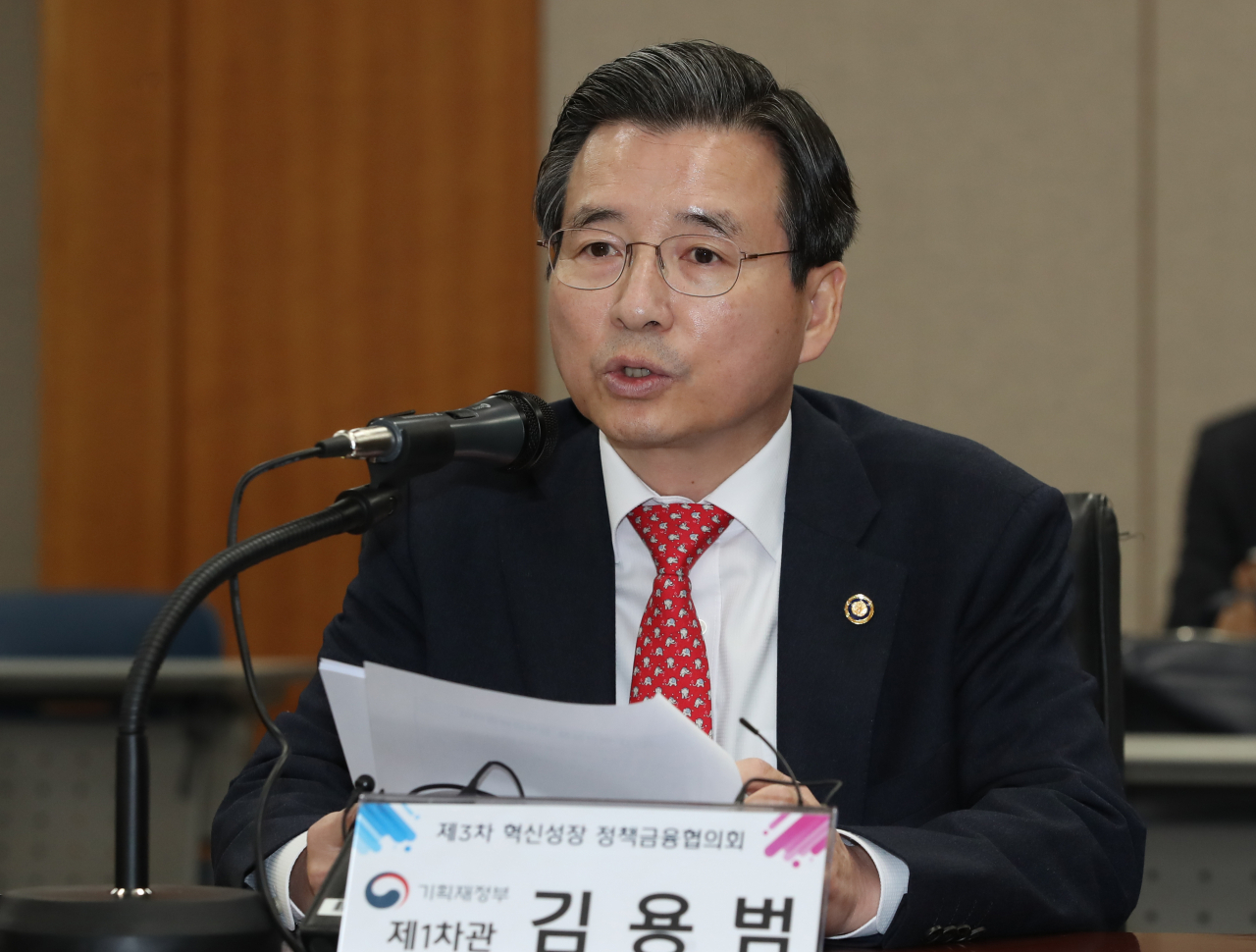 김용범 기획재정부 제1차관이 12일 오후 서울 여의도 산업은행 별관에서 열린 제3차 혁신성장 정책금융협의회에서 인사말을 하고 있다. ［연합］