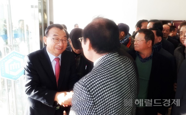 이정현 의원이 12일 순천대에서 의정보고회에 참석한 지지자들과 인사하고 있다. [박대성 기자]