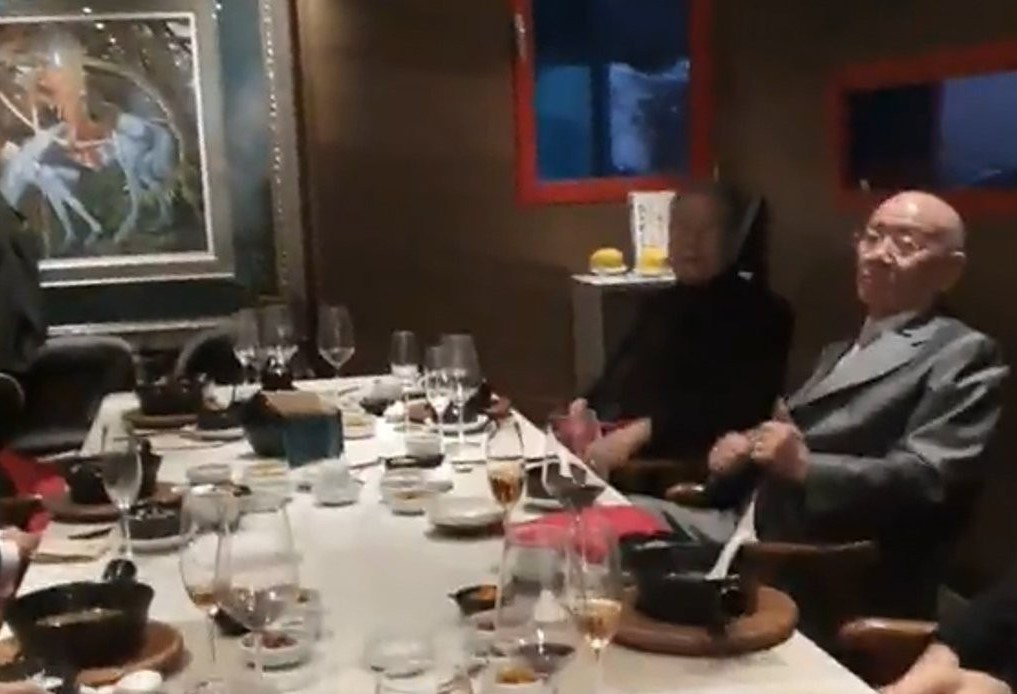 전두환 전 대통령이 12·12 군사반란을 일으킨 지 40년이 되는 날인 12일 전씨가 군사 반란에 가담했던 인물들과 서울 강남의 고급 음식점에서 기념 오찬을 즐기는 장면을 정의당 임한솔 부대표가 직접 촬영해 언론에 12일 공개했다. [정의당 제공]