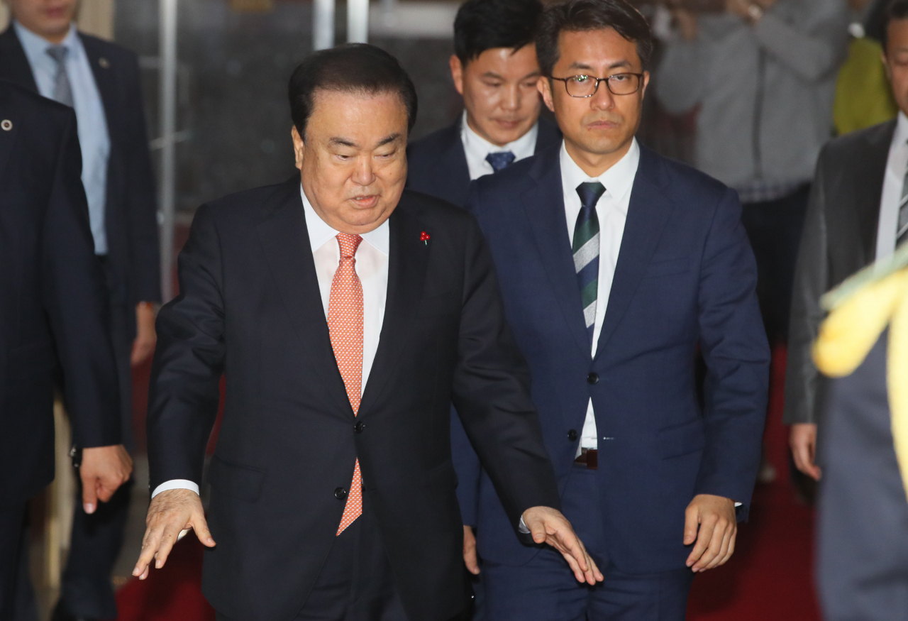 문희상 국회의장이 12일 국회 의장실에서 패스트트랙(신속처리안건)에 오른 선거제 개혁안과 검찰개혁법안의 처리 방안과 본회의 개의 시점을 3당 원내대표들과 논의하기 위해 의장실로 들어가고 있다. [연합]