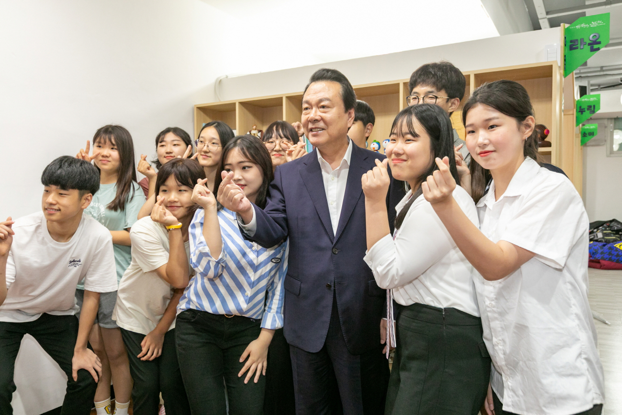 노현송 강서구청장이 지난 7월 개관한 청소년 아지트 1호점 펀펀한 놀이터에서 청소년들과 기념사진을 촬영하고 있다. [강서구 제공]