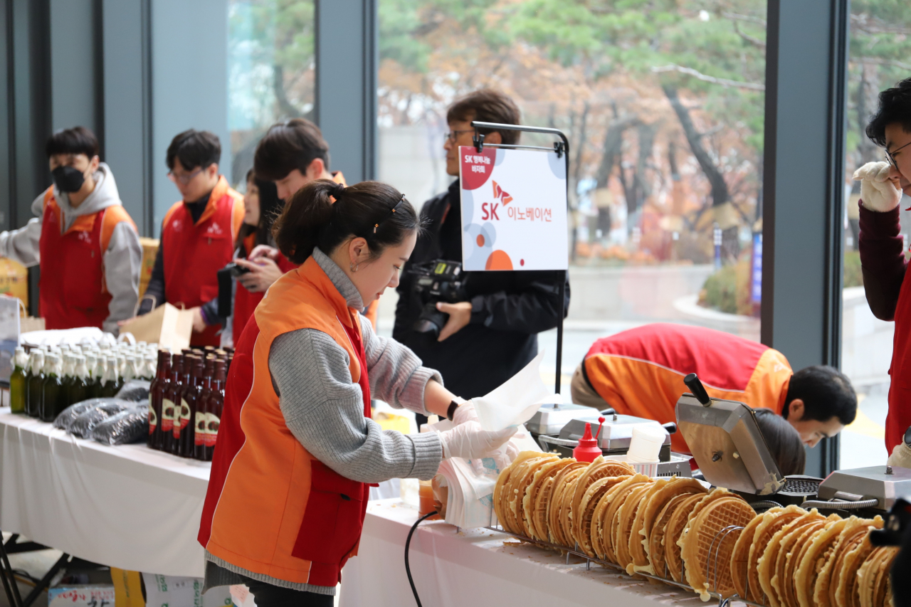 SK이노베이션이 9일 종로구 SK서린빌딩에서 SK행복나눔 바자회를 열고 도움이 필요한 이웃들에게 수익금을 전달했다. 구성원들이 SK행복나눔 바자회 준비로 분주한 모습. [SK이노베이션 제공]