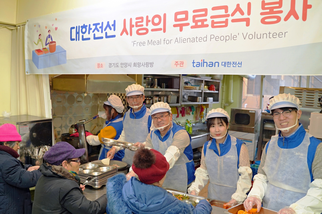 대한전선 나형균 사장(왼쪽 두번째)과 임직원들이 무료 급식 봉사활동을 하고 있다. [대한전선 제공]