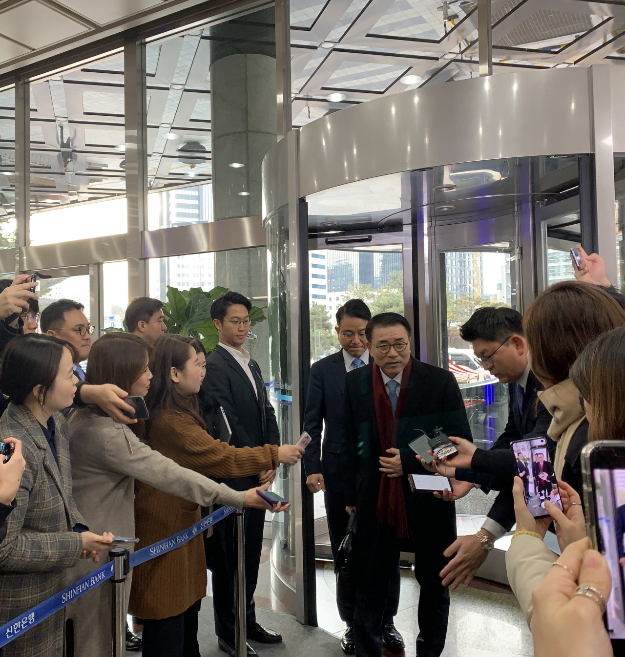 13일 면접을 위해 신한은행 본점에 등장한 조용병 신한금융그룹 회장