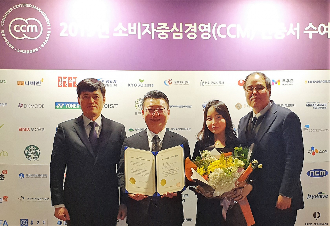 종근당은 12일 그랜드 앰배서더 서울에서 열린 ‘2019 소비자중심경영 우수기업 포상 및 인증서 수여식’에서 4회 연속으로 소비자중심경영 인증을 받았다. 종근당 강종한 마케팅본부장(왼쪽 두 번째)과 관계자들이 기념촬영을 하고 있다.
