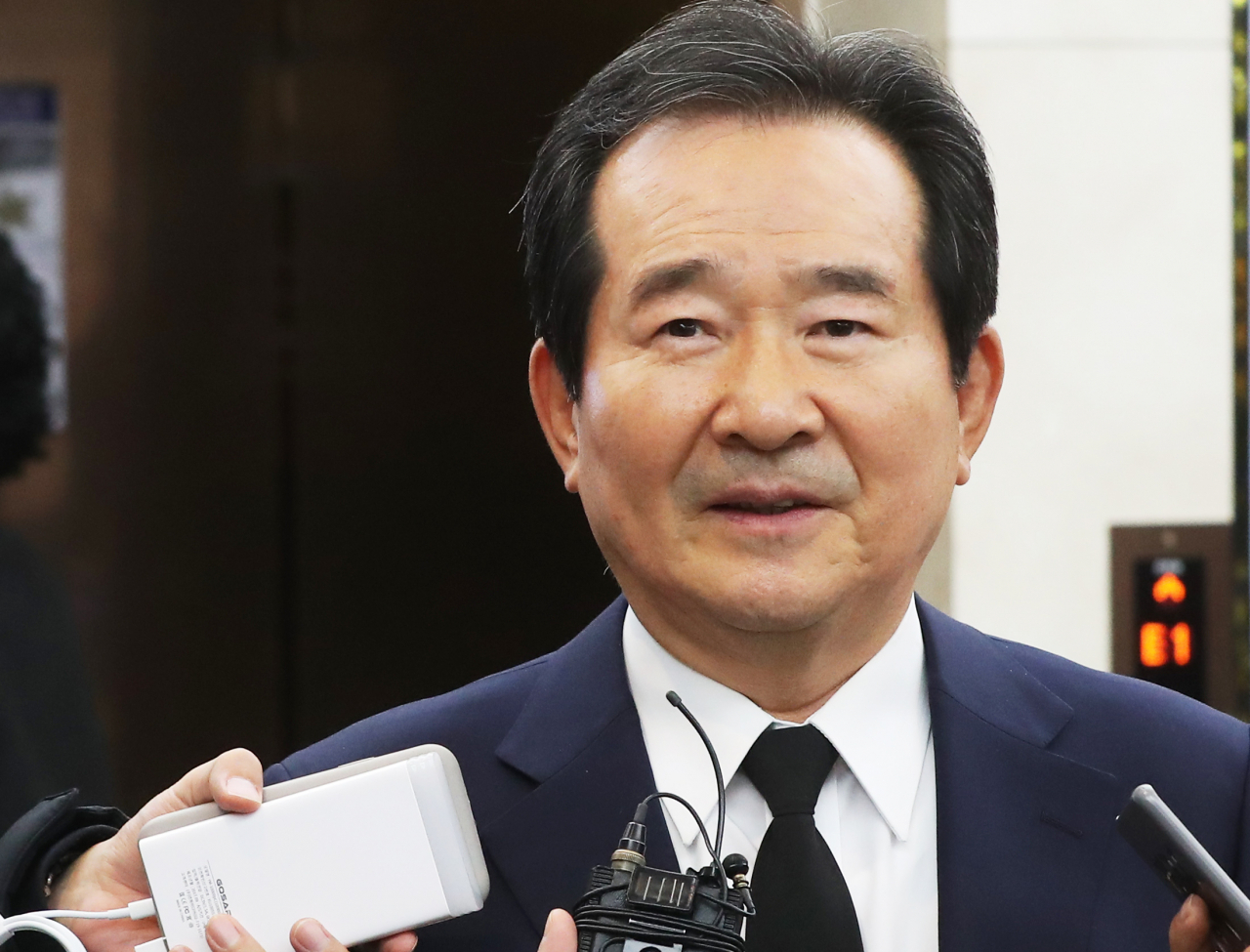 더불어민주당 정세균 의원이 11일 경기도 수원시 아주대병원 장례식장에 마련된 김우중 전 대우그룹 회장 빈소를 찾아 조문을 마치고 나와 취재진 질문에 답하고 있다. 연합뉴스