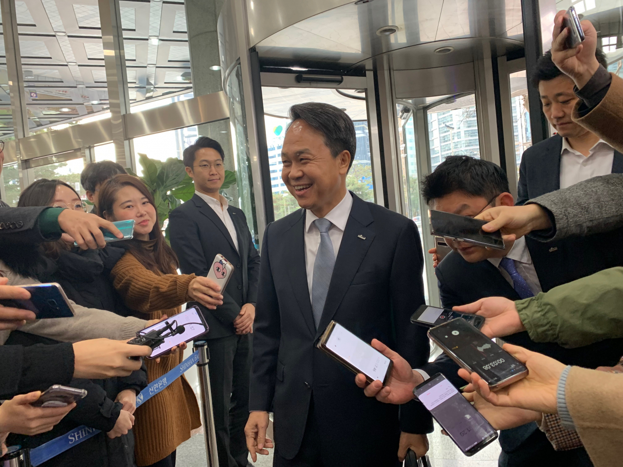 13일 면접을 위해 신한은행 본점에 등장한 진옥동 신한은행장