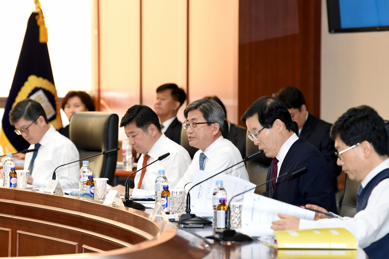 제2차 사법행정자문회의가 12일 열려 상고제도 개선 방안 등을 논의했다. 사진 앞줄 오른쪽에서 세 번째 김명수 대법원장 [대법원]