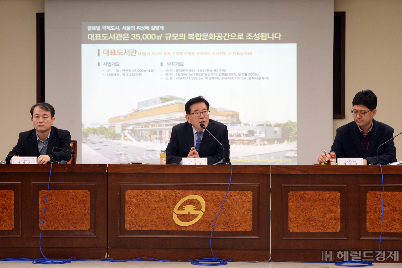 유덕열 동대문구청장이 주민들에게 서울대표도서관 유치에 대해 설명하고 있다.