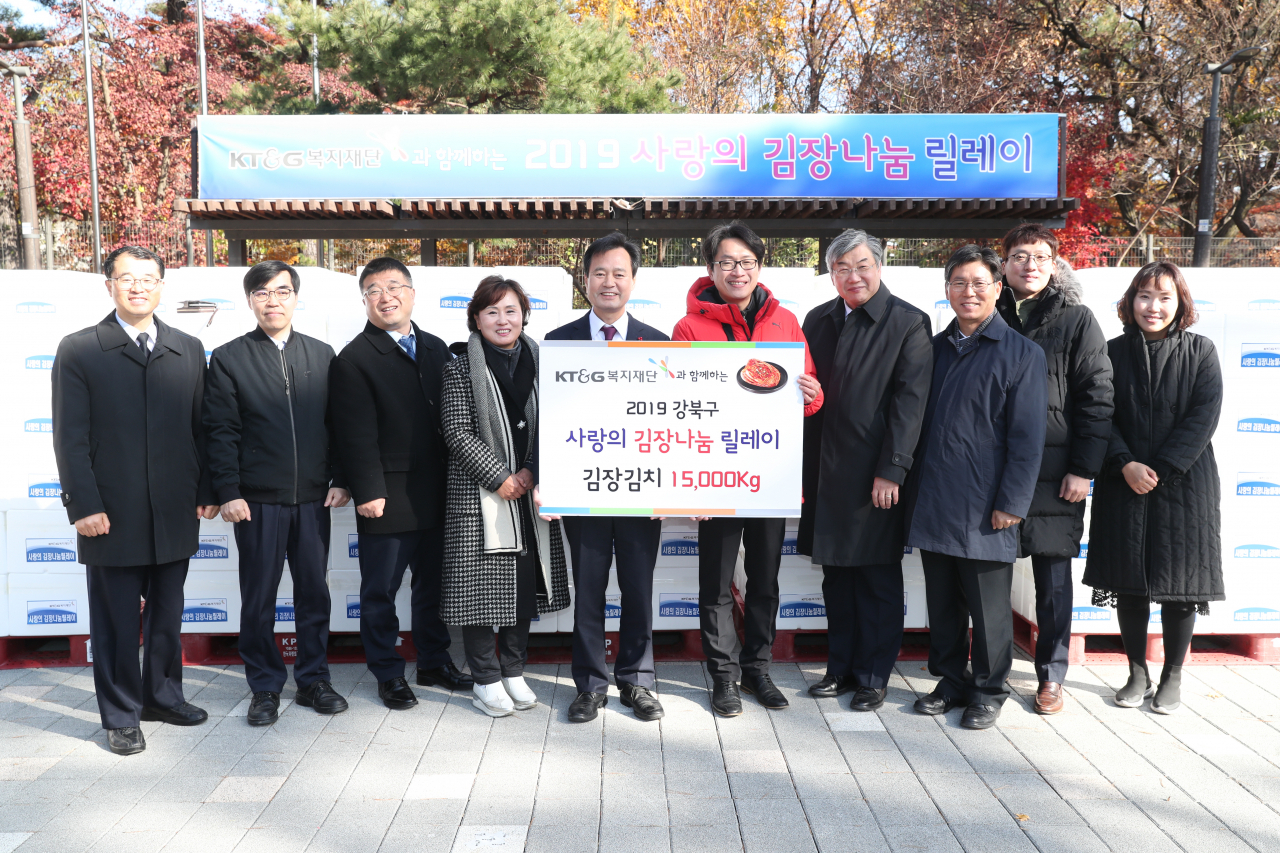 지난달 19일 강북구 우이동 만남의 광장에서 진행된 케이티앤지 복지재단 김치 전달식에서 박겸수 구청장이 기념촬영을 하고 있다. [강북구 제공]