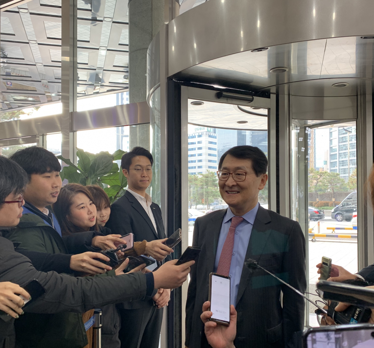 13일 면접을 위해 신한은행 본점에 등장한 위성호 전 신한은행장