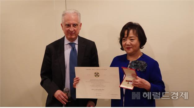 최경란 서울디자인재단 대표가 페데리코 파일라 주한 이탈리아 대사로 부터 친선훈장을 받은 뒤 기념 촬영을 하고 있다.