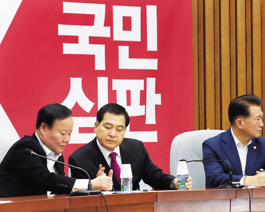 심재철 자유한국당 원내대표(가운데)와 김재원 정책위의장이 13일 오전 서울 여의도 국회에서 열린 원내대책회의에서 대화하고 있다. [연합]