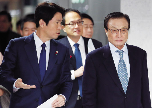 이해찬 더불어민주당 대표(오른쪽)와 이인영 원내대표가 13일 오전 국회 의원회관에서 열린 확대간부회의에 참석하기 위해 회의장으로 향하며 대화를 나누고 있다. [연합]