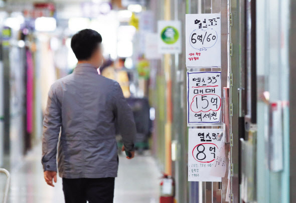 각종 규제에 따른 공급부족 우려가 가장 큰 집값상승 원인으로 꼽힌다. 서울 잠실의 한 공인중개업소 밀집지역. [연합]