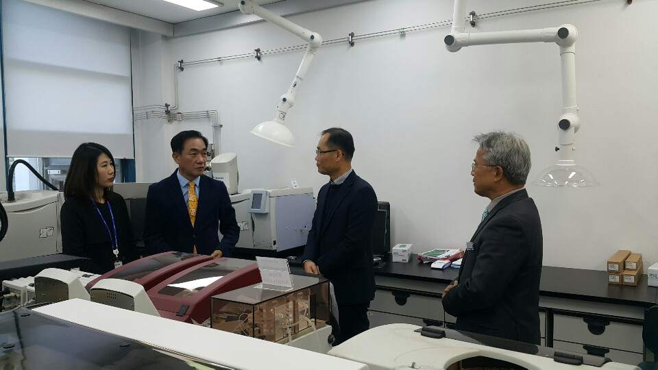 정장선 평택시장(왼쪽 2번째)은 먹거리 안전확보를 위해 현장을 방문했다. [평택시 제공]