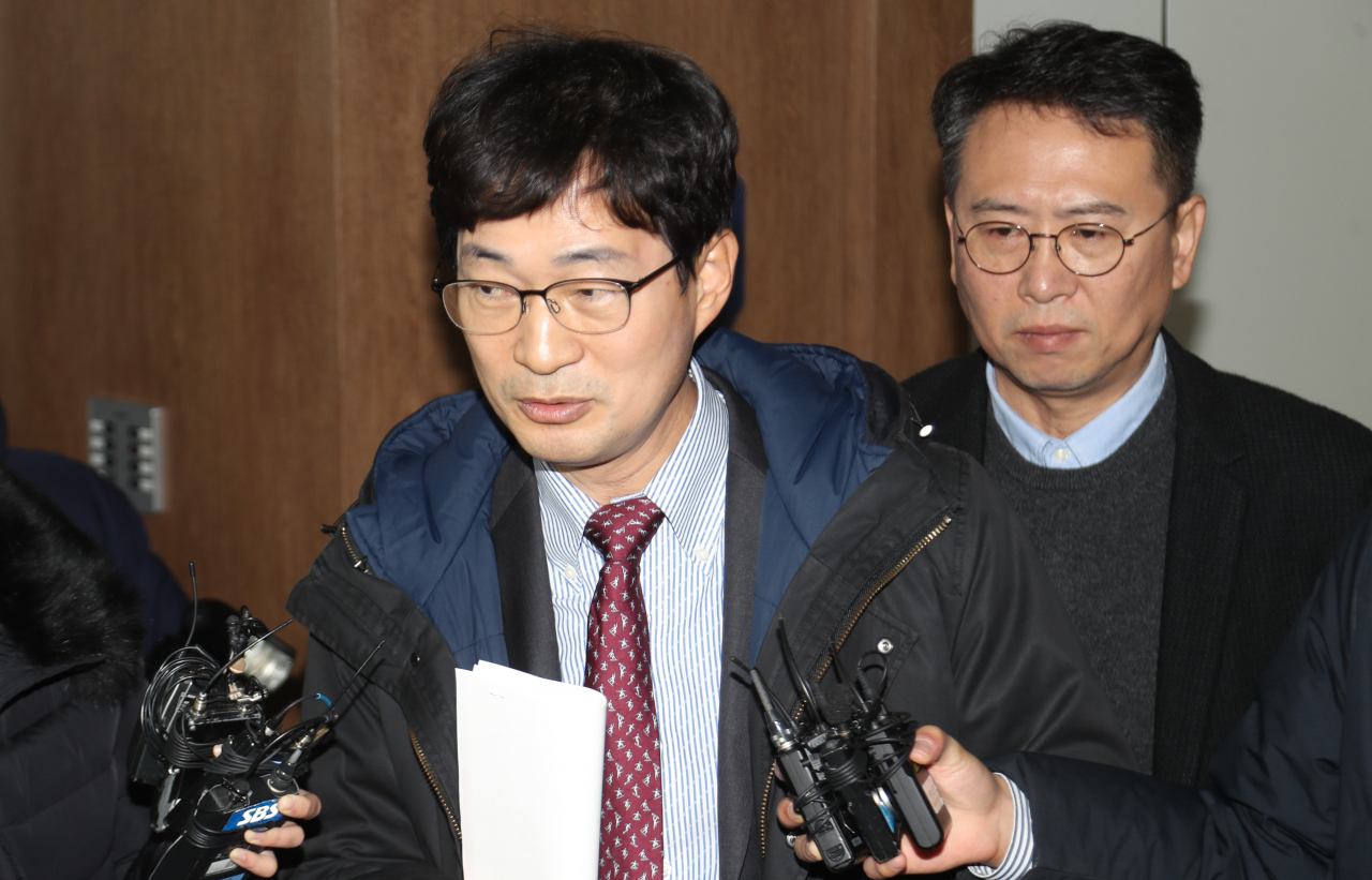 가수 김건모 측 변호인인 법무법인 서평 고은석 변호사(왼쪽)와 김 씨의 소속사 건음기획 손종민 대표가 13일 서울 강남경찰서에 고소장을 접수하기 위해 출석해 취재진 질문에 답하고 있다. [연합]