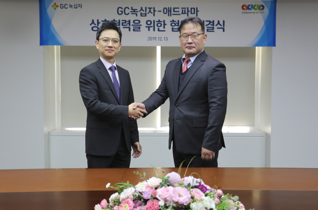 허은철 GC녹십자 사장(왼쪽)과 이용택 애드파마 대표가 경기도 용인에 위치한 GC녹십자 본사에서 합성의약품 연구개발 상호협력과 관련된 업무협약을 체결하고 기념포즈를 취하고 있다.