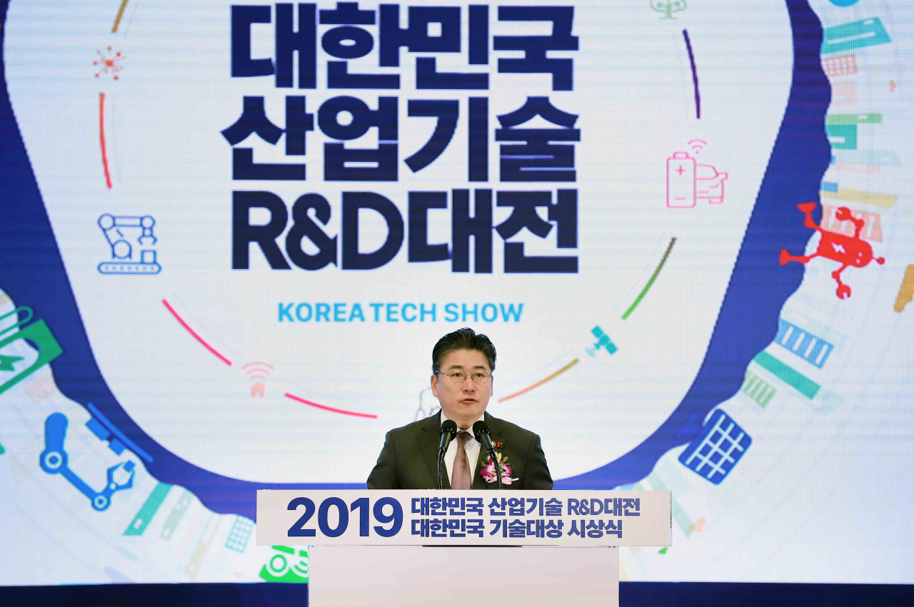 정승일 산업통상자원부 차관이 13일 서울 강남구 코엑스에서 열린 ‘2019 대한민국 산업기술 R&D 대전’에서 인사말을 하고 있다.[산업통상자원부 제공]