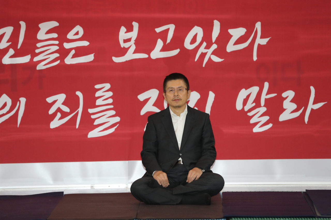 자유한국당 황교안 대표가 국회 본회의가 예정된 13일 오후 국회 본청 입구 로텐더홀에서 선거법 공수처법 통과 반대 농성을 계속하고 있다. [연합]