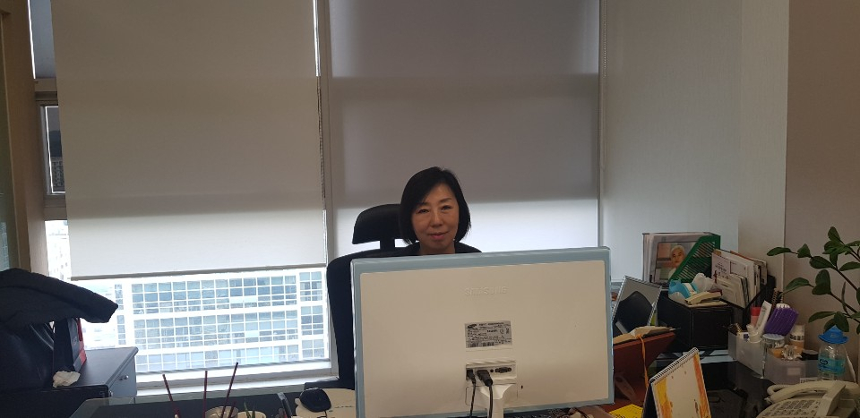 리빙우드 김명이 대표가 김포 사무실에서 작업하고 있다. [리빙우드 제공]