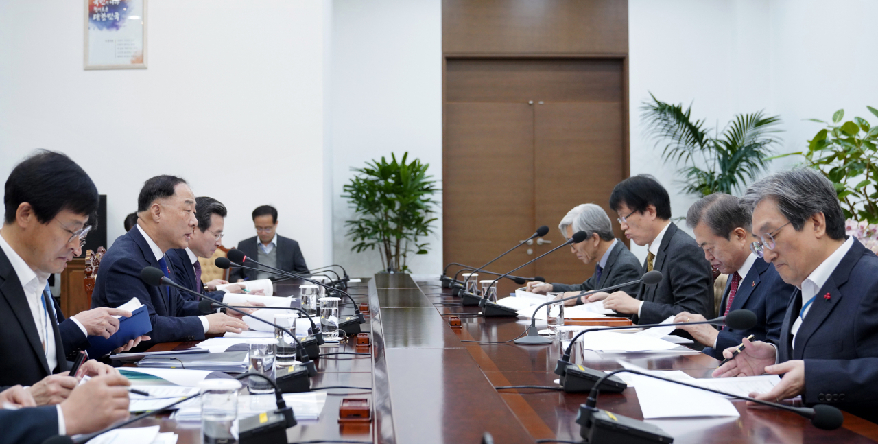문재인 대통령이 13일 오전 청와대에서 홍남기 경제부총리겸 기획재정부 장관으로부터 2020년 경제정책방향에 대해 보고를 받고 있다. [연합]