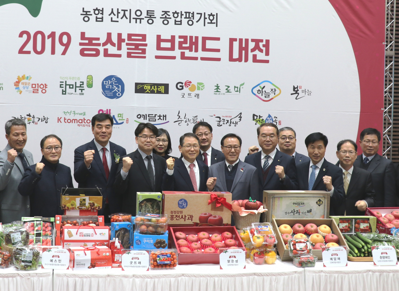 김원석 농업경제대표이사(왼쪽 여섯 번째)이 이정삼 농림축산식품부 유통정책과장(왼쪽에서 네번째) 등 참석자들과 기념촬영을 하고 있다. [농협 제공]